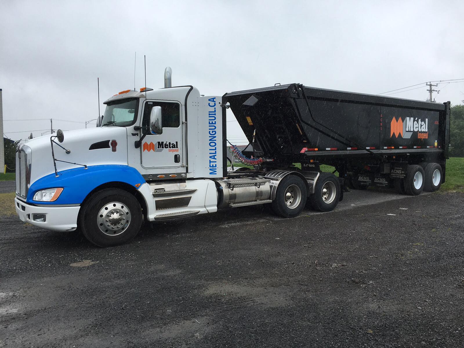 Metal recycling truck and scrap pickup services Longueuil